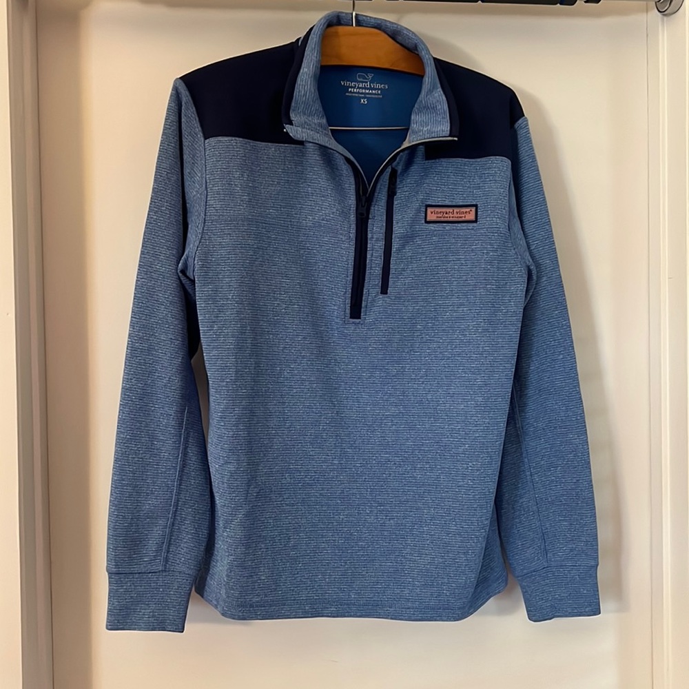1/4 zip up, Light, XS runs a little big fits more like a Small, 100% polyester.